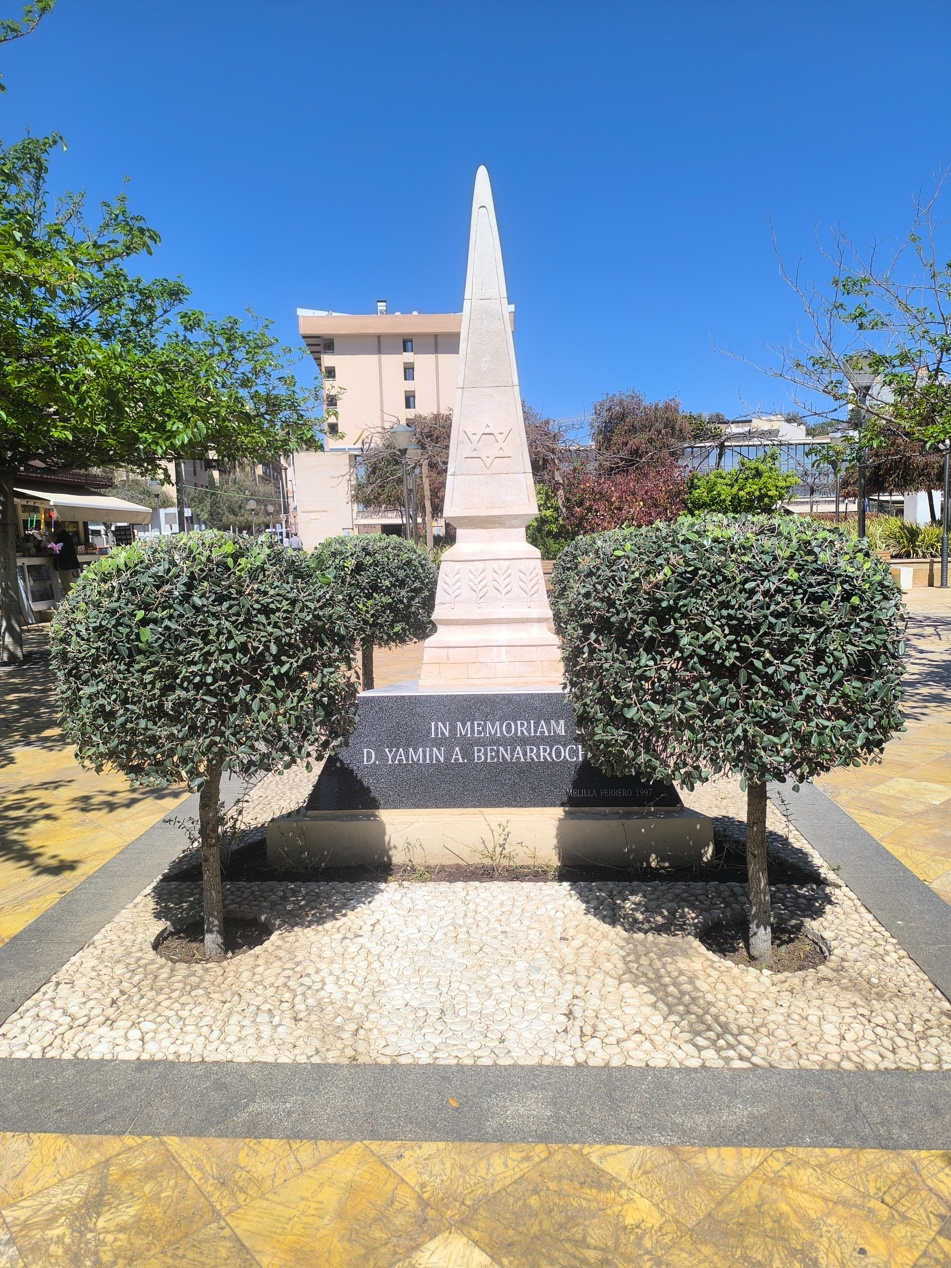 Monolito a D. Yamín Benarroch